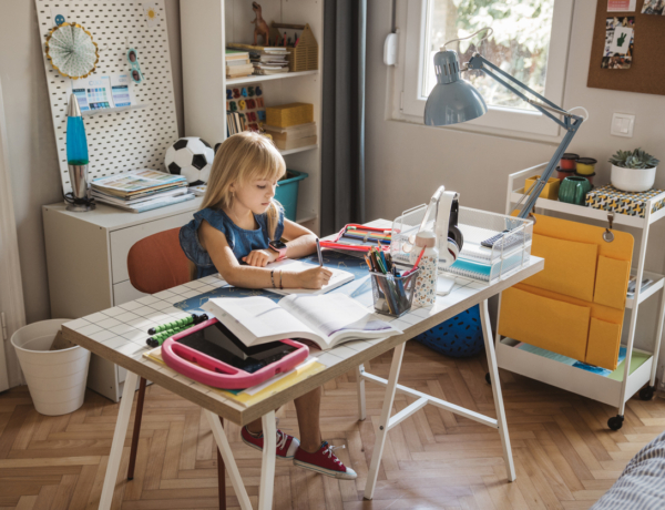 5 hibás elrendezés az íróasztalon, ami elvonja a gyerek figyelmét a tanulásról
