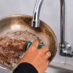 Odaégett a lábas alja? Sikálás helyett sokkal jobb ez a módszer