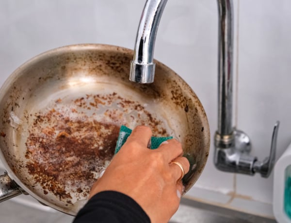 Odaégett a lábas alja? Sikálás helyett sokkal jobb ez a módszer