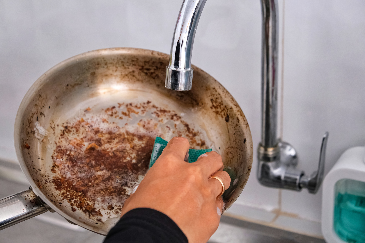 Odaégett a lábas alja? Sikálás helyett sokkal jobb ez a módszer