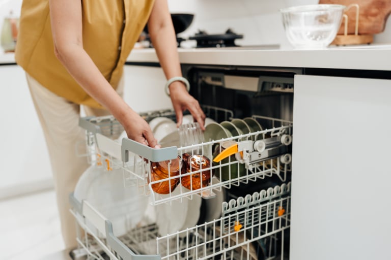 Ezt az egy dolgot soha ne tedd a mosogatógépbe, ha nem akarod tönkretenni
