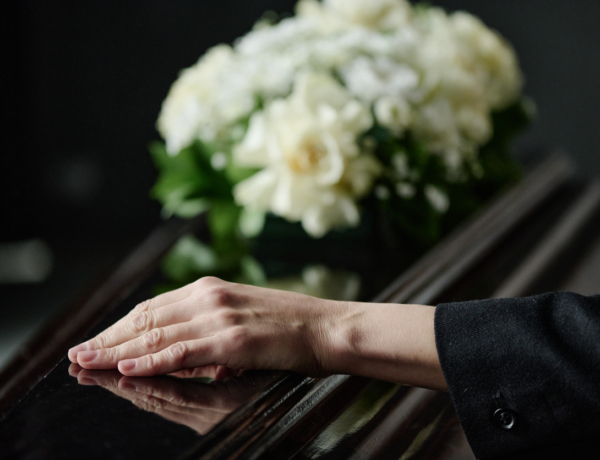 „A nagyapám sírjánál állt egy nő, akit sosem láttam” – a temetés, ami felforgatott mindent