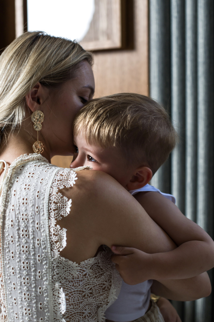 Anya szorosan magához öleli a kisfiát