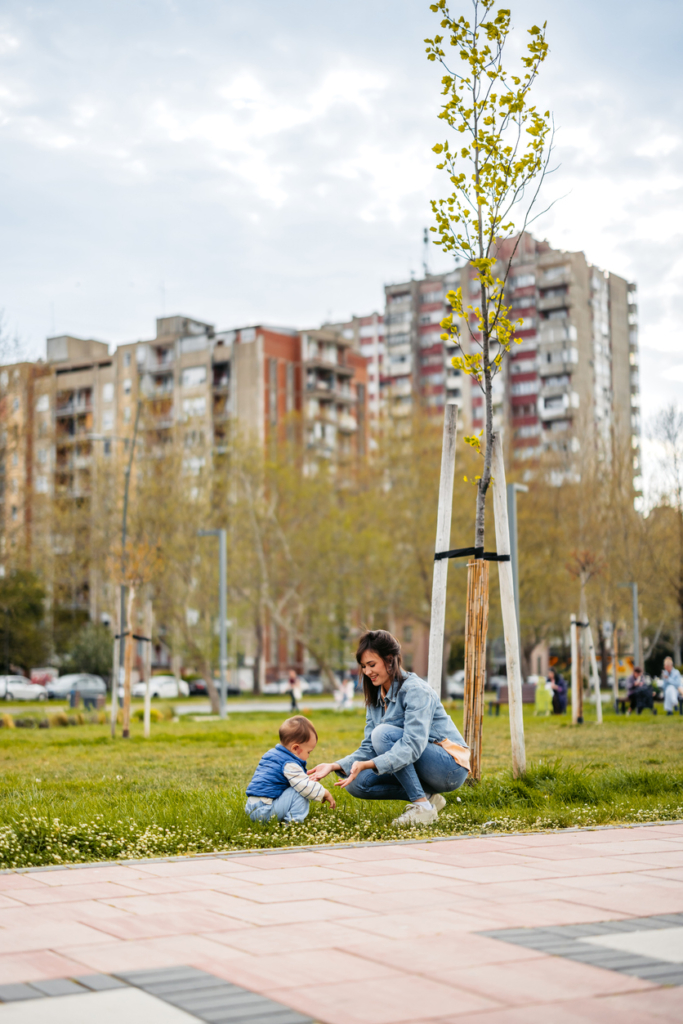 Anya a kisfiával játszik egy parkban