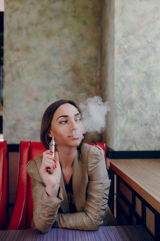 Elektromos cigaretta szívás egy étteremben