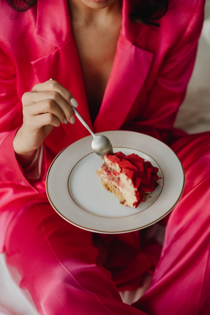 Nő tortaszeletet eszik