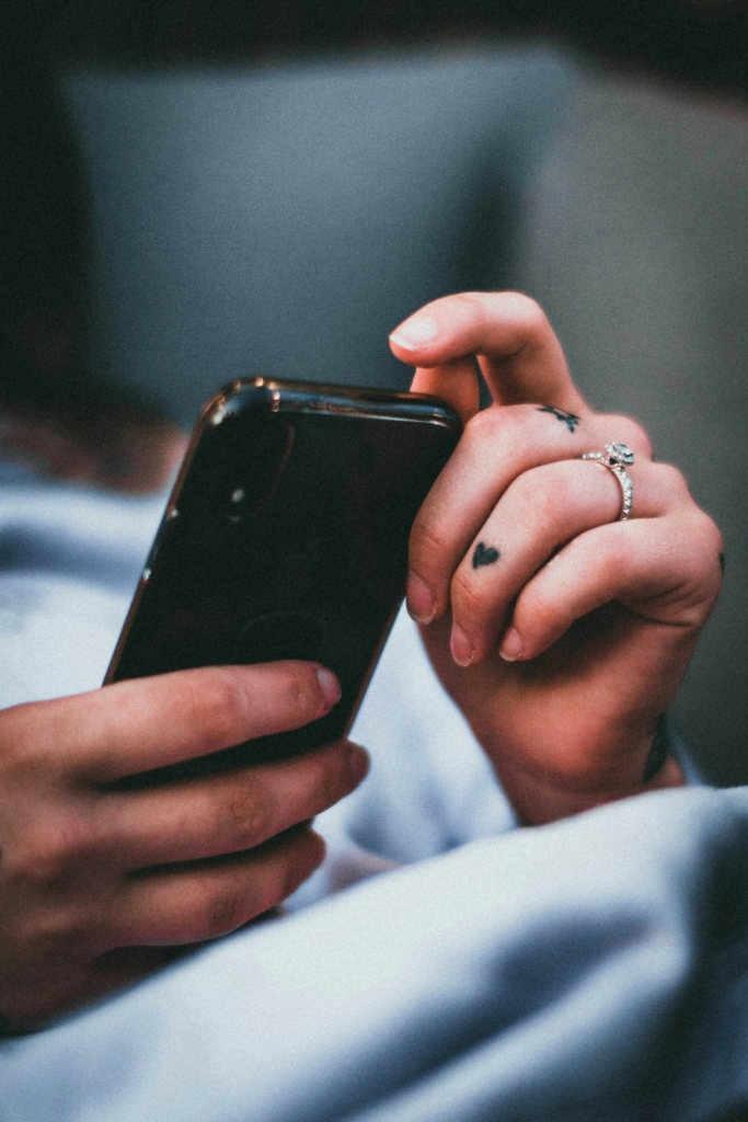 Mobiltelefon egy nő kezében