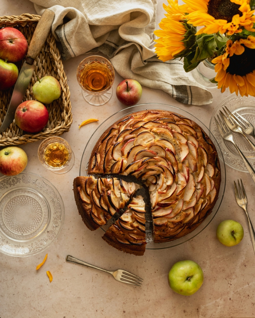 Almás pite és almák az asztalon