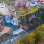 Ezt a boszniai várost ősszel kell látni: 21 méteres vízesés zubog a házak között