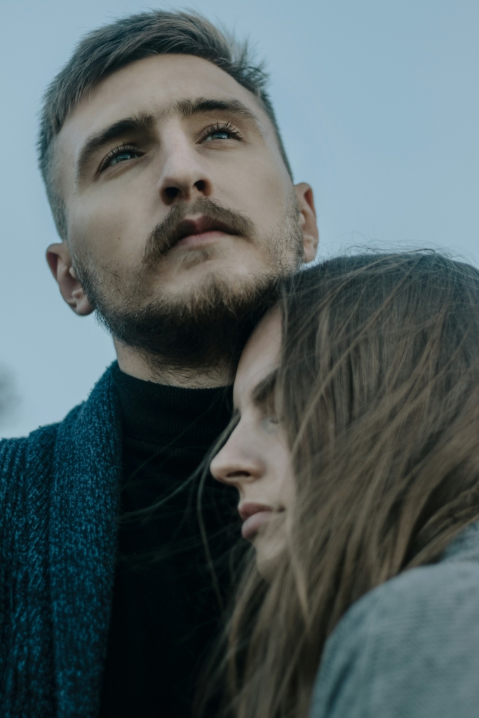 Nő odabújik a férfihoz, aki réved a távolba