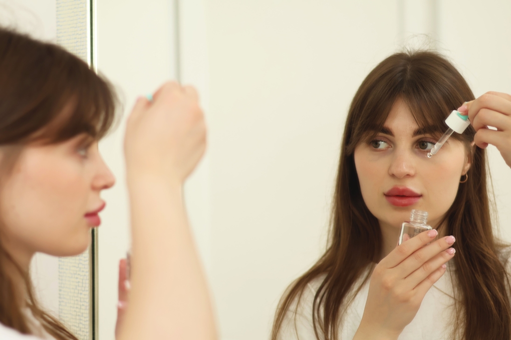 Retinol helyett: a drogériás szérum, ami tényleg kisimítja a bőröd