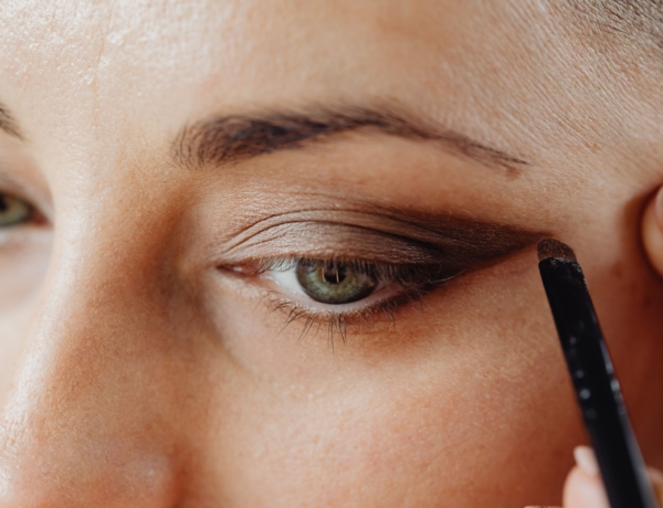 Felejtsd el a kontúrt és a pirosítót – az eyemaxxing most a legmenőbb sminktrend
