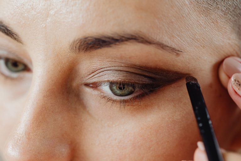 Felejtsd el a kontúrt és a pirosítót – az eyemaxxing most a legmenőbb sminktrend