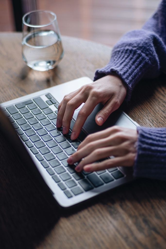 Nő a laptopon gépel
