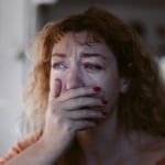 „Haza kellett vinnem a blokkot a közértből, hogy ő átnézhesse” – Ennyire sokoldalú a pénzügyi abúzus a párkapcsolatban