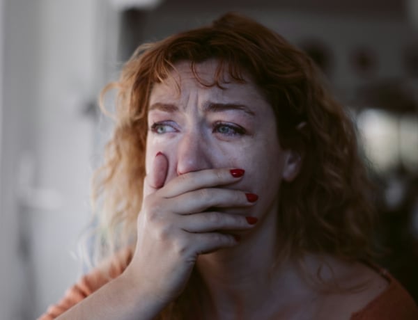 „Haza kellett vinnem a blokkot a közértből, hogy ő átnézhesse” – Ennyire sokoldalú a pénzügyi abúzus a párkapcsolatban