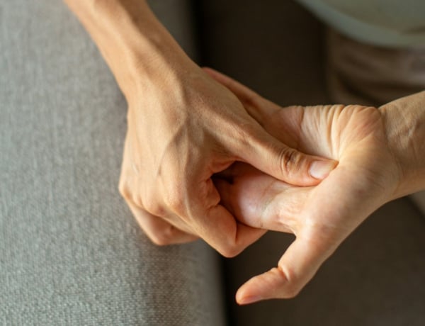 Bal és jobb tenyér viszketés – tudtad, hogy ezt jelenti a babona szerint?