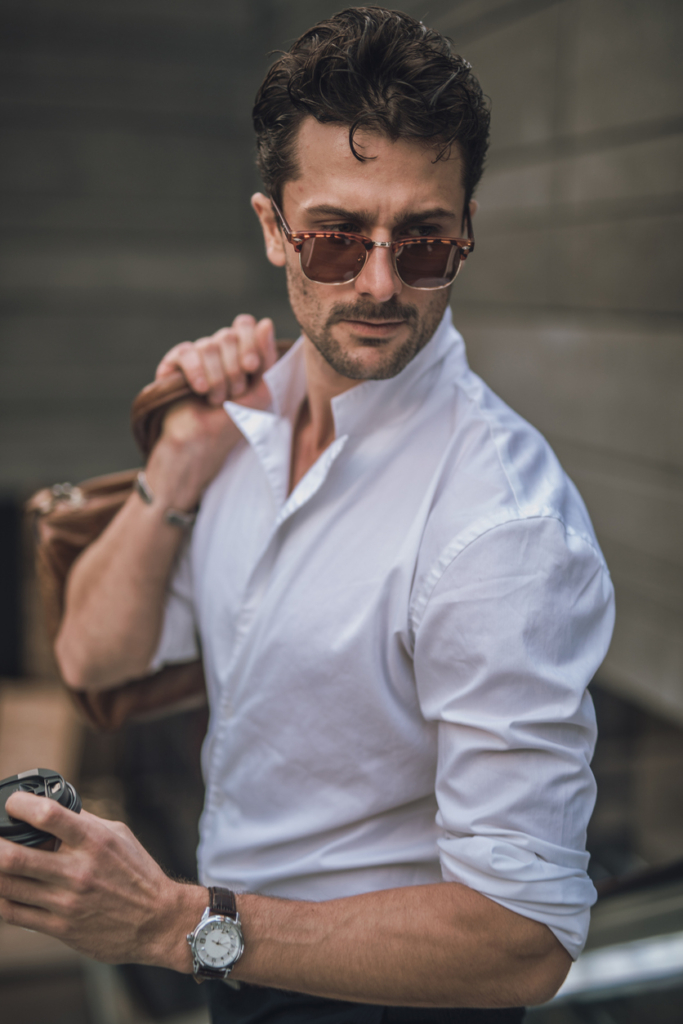 Sármos férfi ingben és napszemüvegben