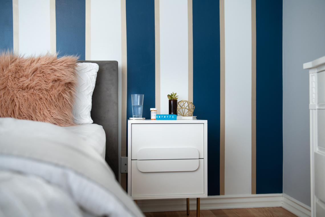 Fali panel hatás egy doboz festékkel – így lesz luxushatású a hálószoba