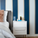 Fali panel hatás egy doboz festékkel – így lesz luxushatású a hálószoba