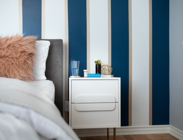 Fali panel hatás egy doboz festékkel – így lesz luxushatású a hálószoba