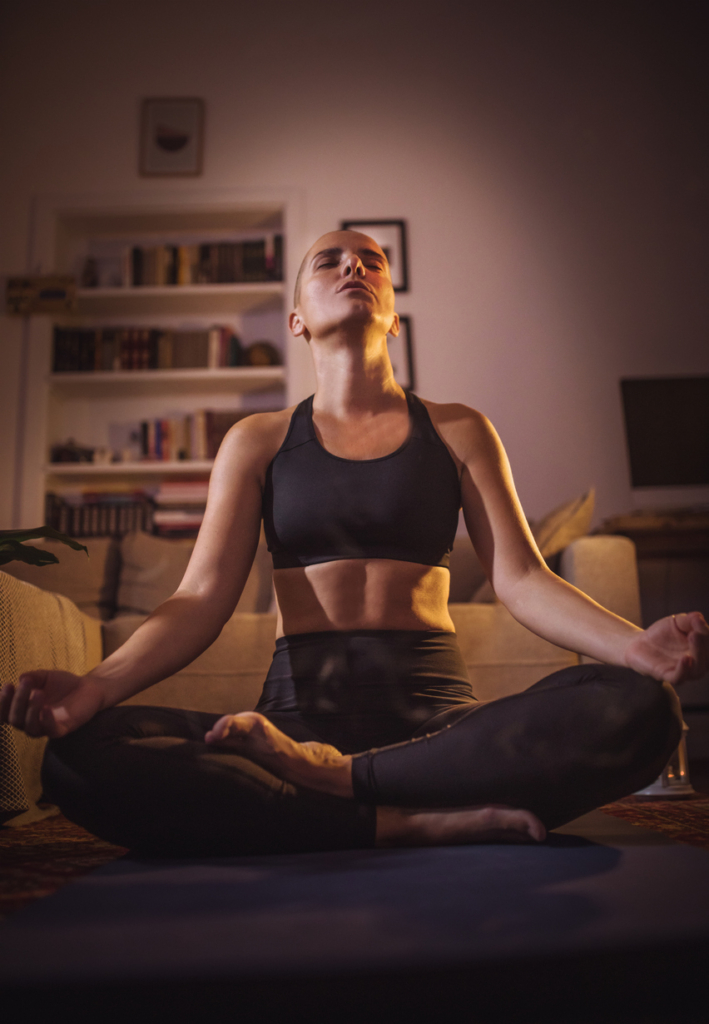 Nő este meditál