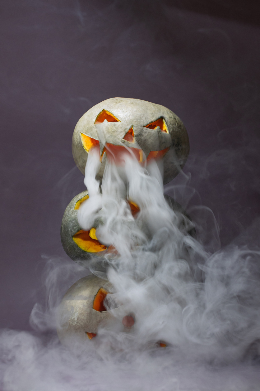 Füstölgő Halloweeni tökök