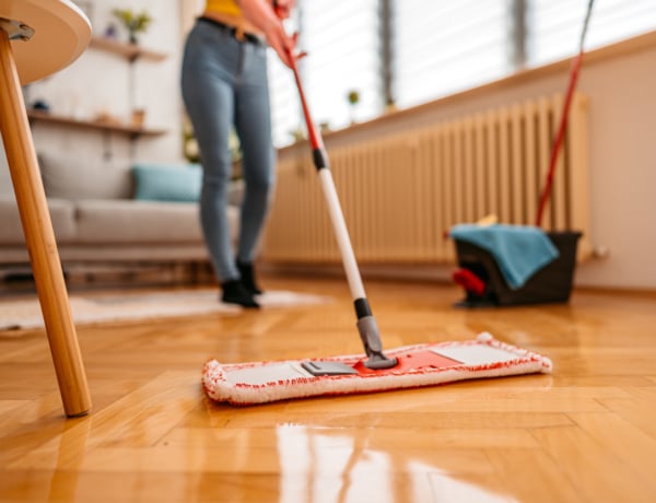 A forró víz a legrosszabb – Burkolók elárulták, milyen hőmérsékletű vízzel tisztítsd a padlót