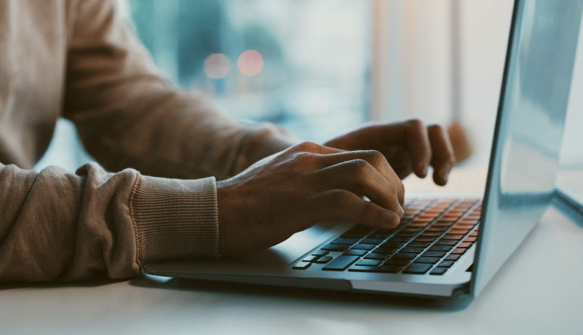 „Egy titkos naptárat találtam a férjem laptopján tele idegen nevekkel” – az igazság megdöbbentett