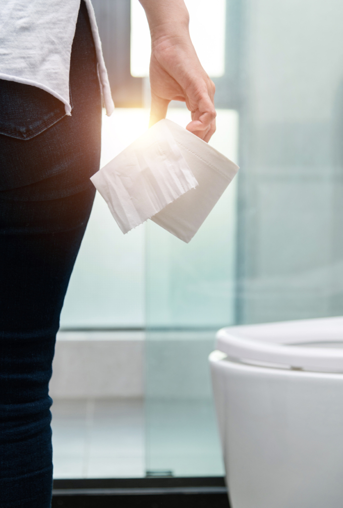 Nő WC papírt tart a kezében