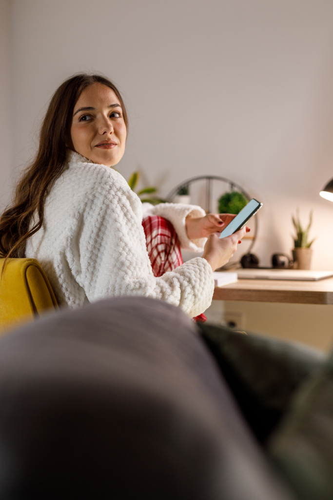 Nő üzenetet ír a telefonján