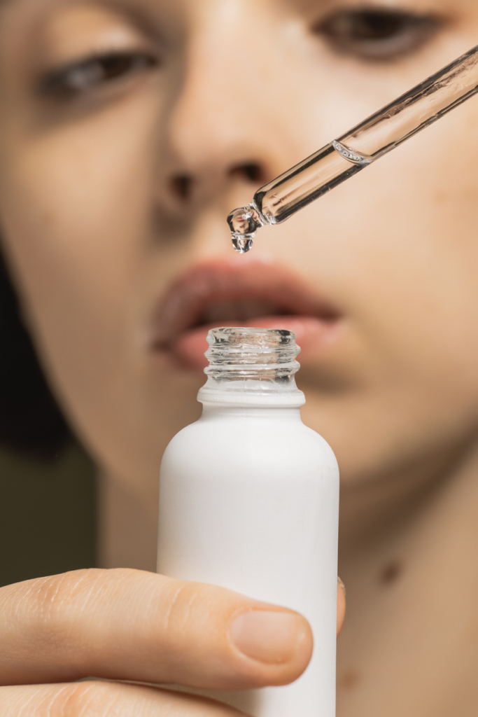 Retinol cseppen egy pipetta végén