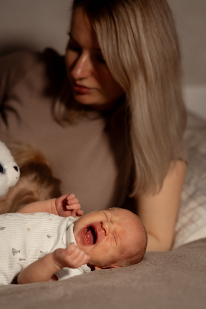 Anya vigasztalja a síró csecsemőt
