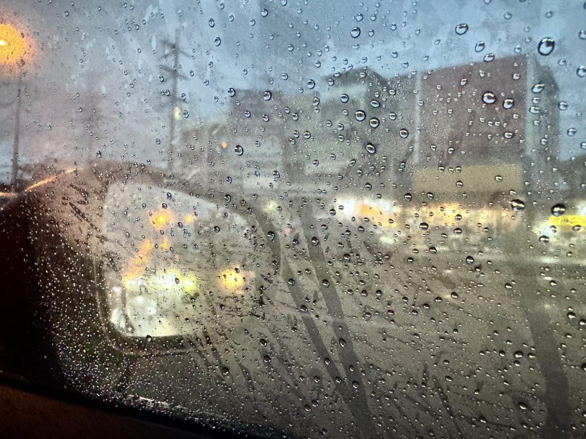 Bepárásodik belülről az autó szélvédője? Ez az egyszerű házi trükk segíthet ősszel