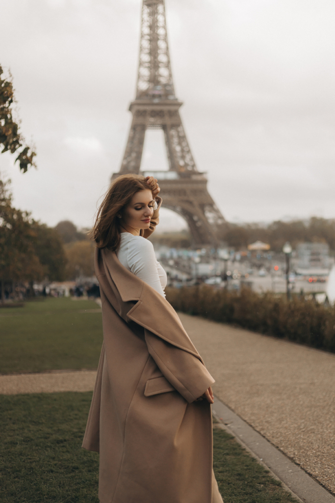 Stílusos nő az Eiffel-toronynál