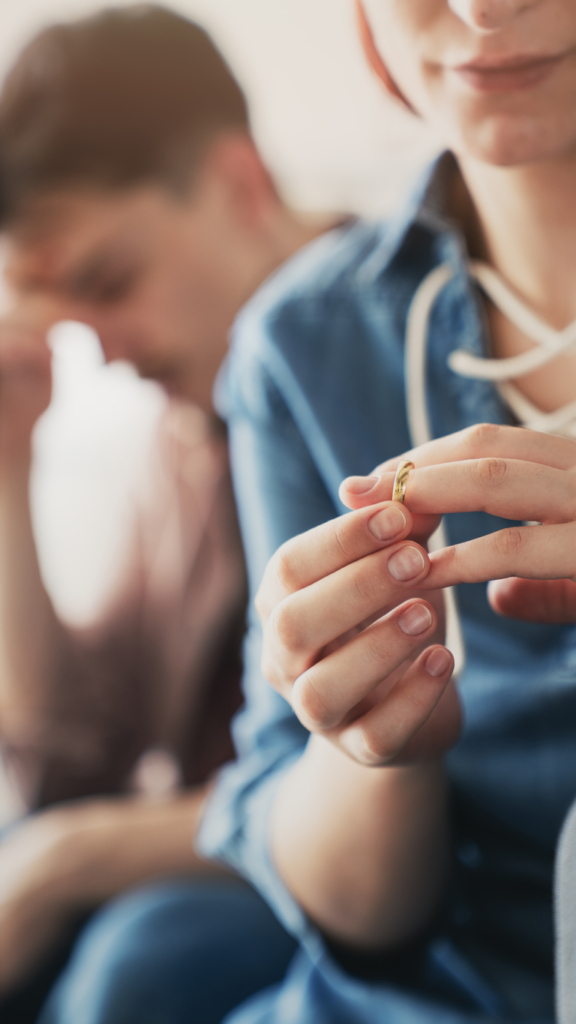 Nő lehúzza az ujjáról a karikagyűrűt