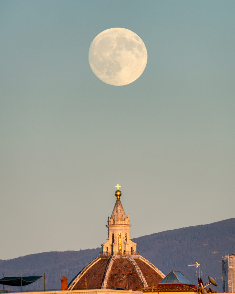Telihold a firenzei dóm felett