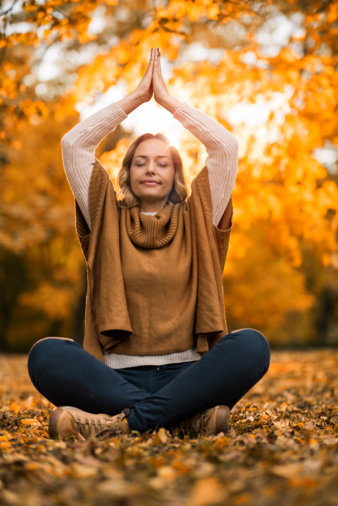 Őszi meditálás egy erdőben