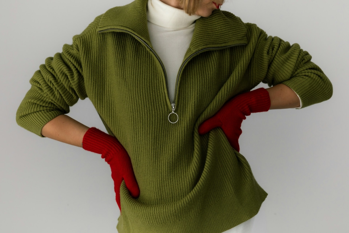 Így nem mutat szélesebbnek a kötött pulcsi: 5 egyszerű stylist-trükk