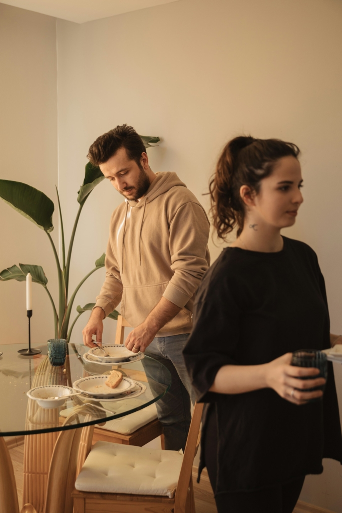 Pár lepakolja az asztalt a reggeli után
