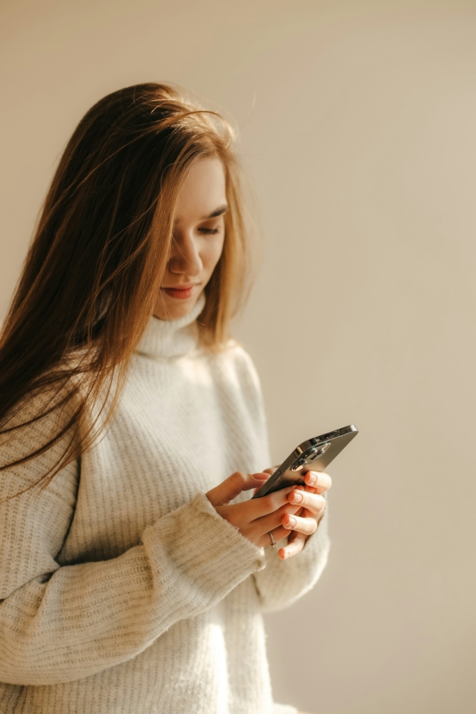Nő SMS-t ír