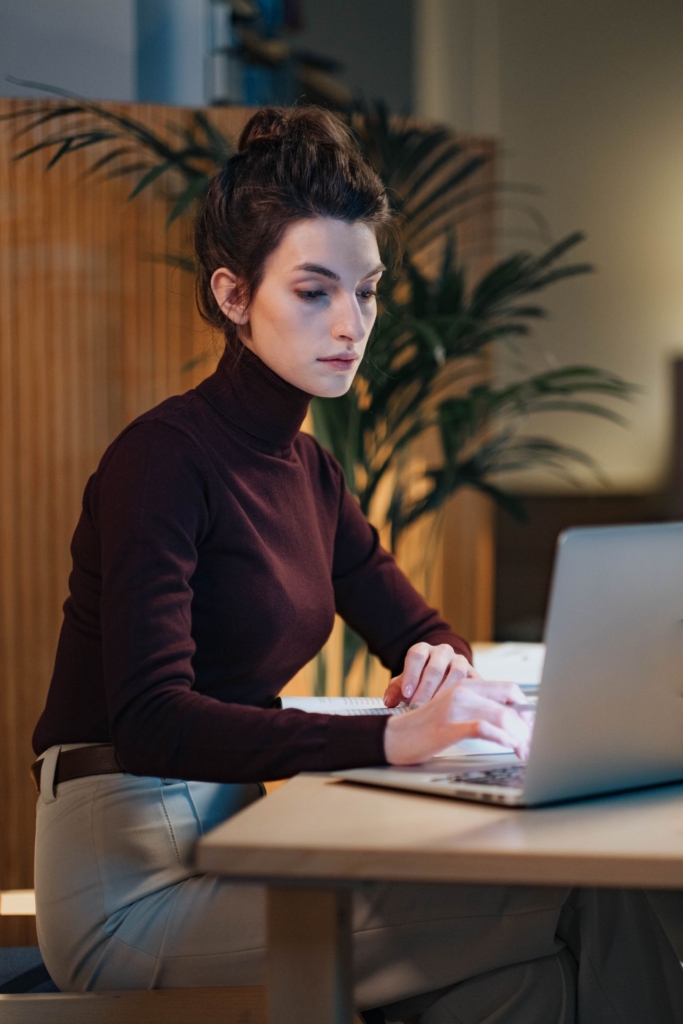 Fiatal nő dolgozik a laptopján