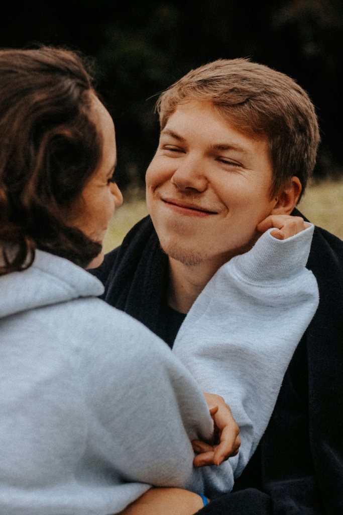 Pasi grimaszol