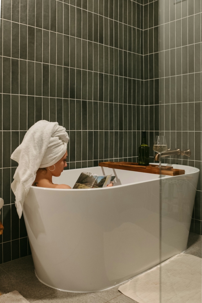 Nő a fürdőkádban olvas egy magazint