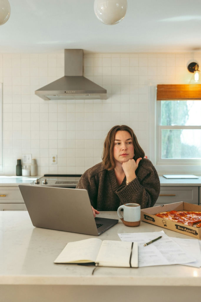 Munka otthonról pizzával