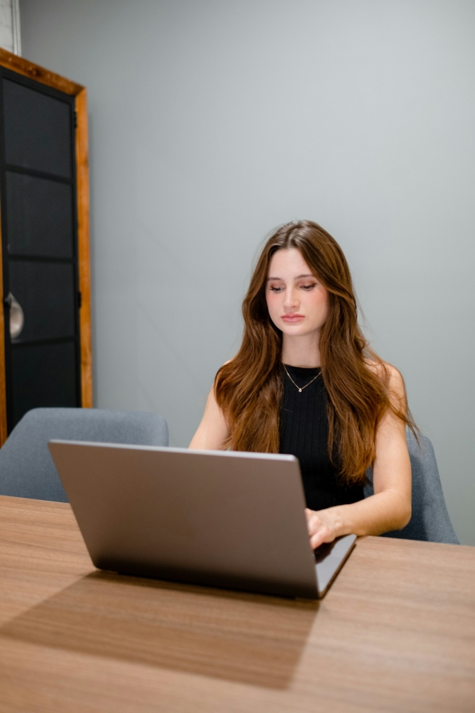 Fiatal nő dolgozik a laptopján